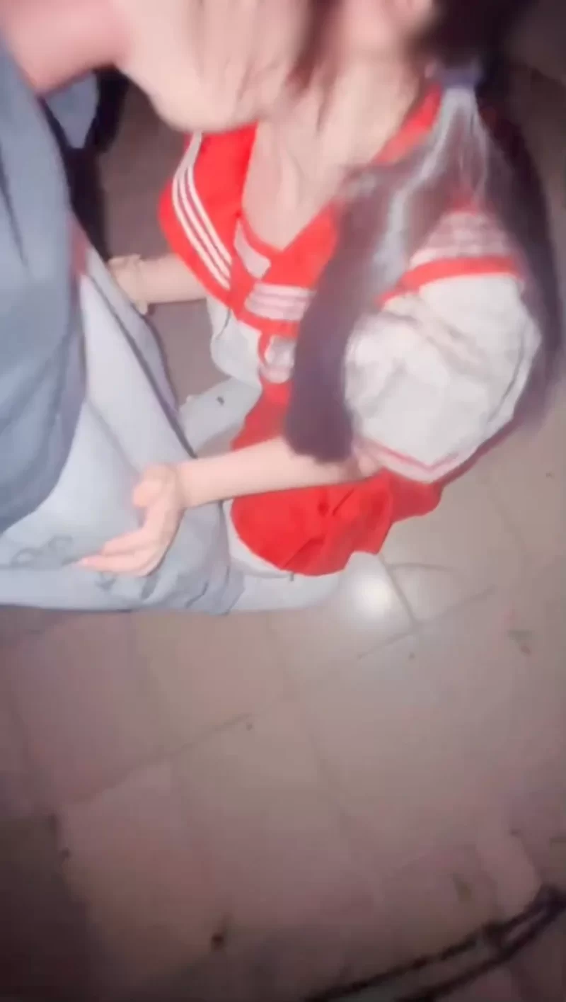 自拍 兄妹乱伦意淫自己妹妹，爸妈睡着后拉着妹妹在天台做爱【1v+1.8G】