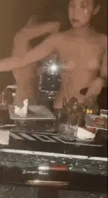 福利姬 有钱人的快乐，KTV酒吧淫乱场景，你眼中的女神，欲拒还迎的为金主服务【1+1.5g】