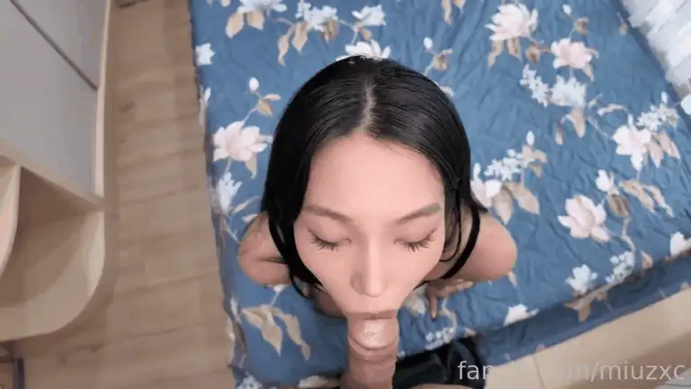 自拍 越南骚浪反差妹 Miuzxc 趁她妈睡觉 偷偷摸摸进她房间做爱【1V+1.34G】