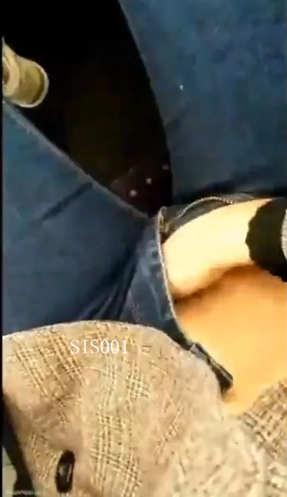 自拍 在火车,大巴,高铁等各种地方悄悄自我安慰的女士【2V+2.7G】