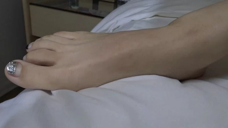 美女御姐 清纯素颜苗条美女宾馆私拍女体艺术❤️被摄影师咸猪手摸B【75P1V+2.55G】