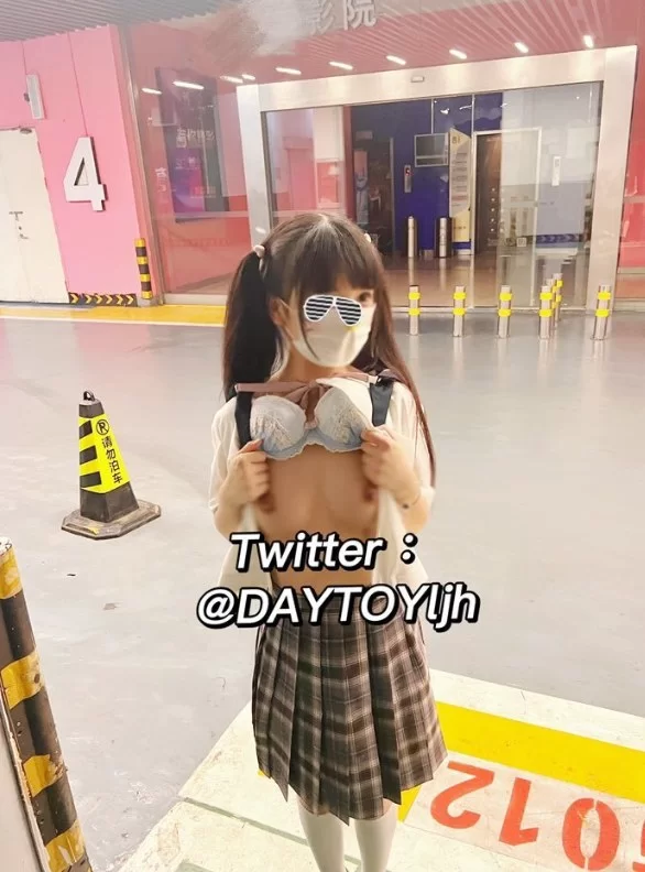 自拍 最新推特七位人气萝莉女主露出私拍 户外野战全裸路边翘美臀后入啪啪 全裸跪舔【1+1.1g】