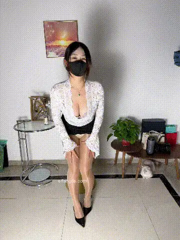 自拍 抖音 捣莓熊 近30万粉 木瓜巨乳 脱掉胸罩 揉胸自慰 最大尺度【2v+247M】