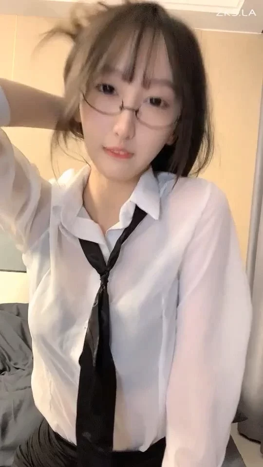 自拍 甜美七仙女[小纱雾]性感大屁股 黑丝美脚 各种丝袜制服【5v+2.88G】