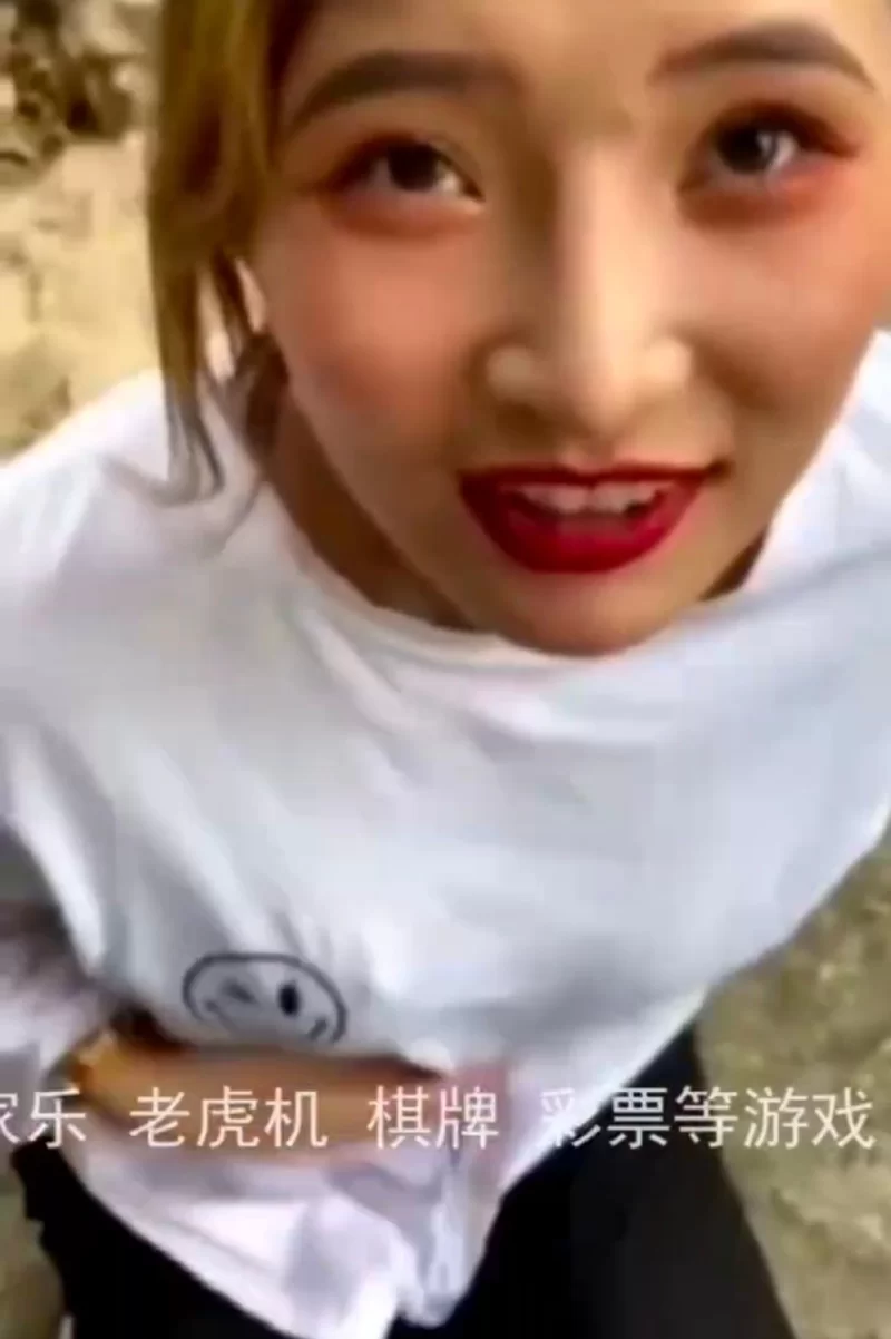 自拍 露脸爬山野战同事，无套口爆，性感红唇【1V+68.7MB】