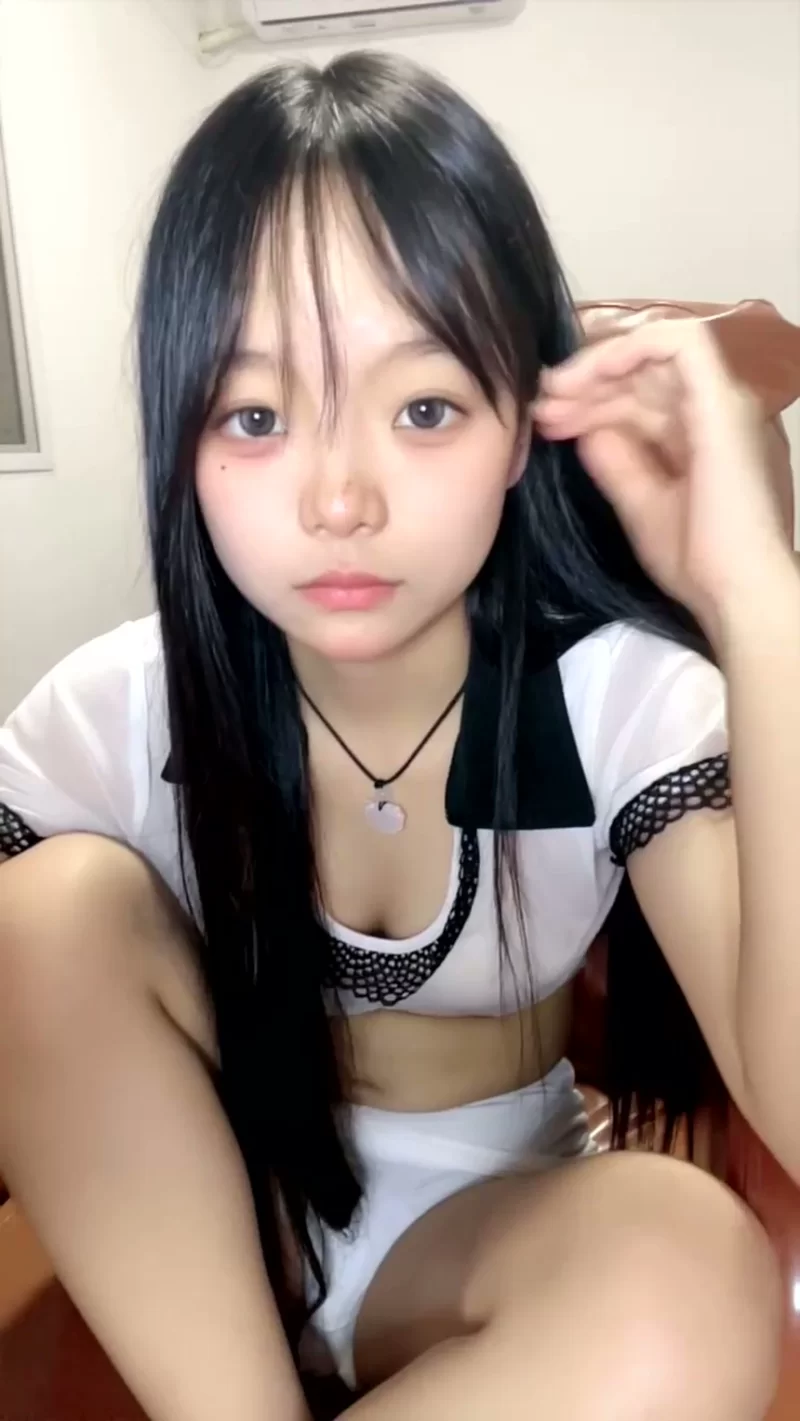 国产主播 [纯情的兔兔]掰穴特写~扣逼【2V+3.11G】
