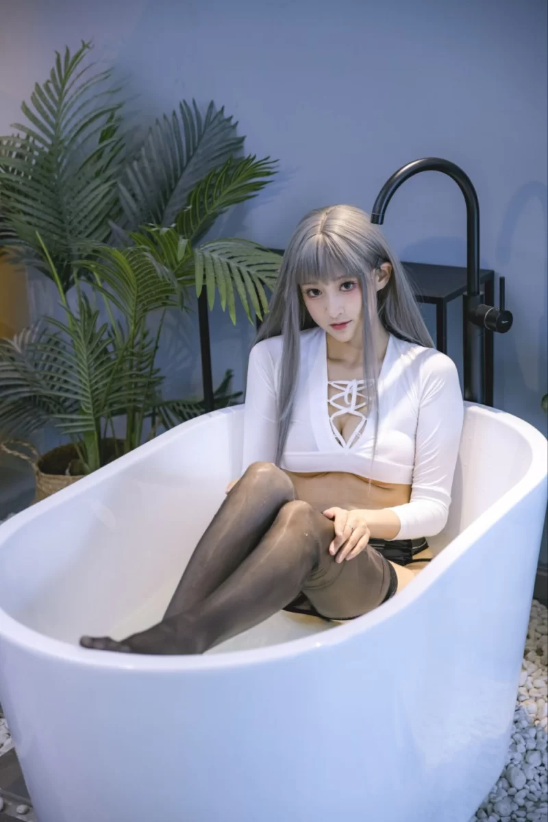国产coser 冬马路纱－浴缸湿身黑丝 [23P-424MB]【23P+424M】
