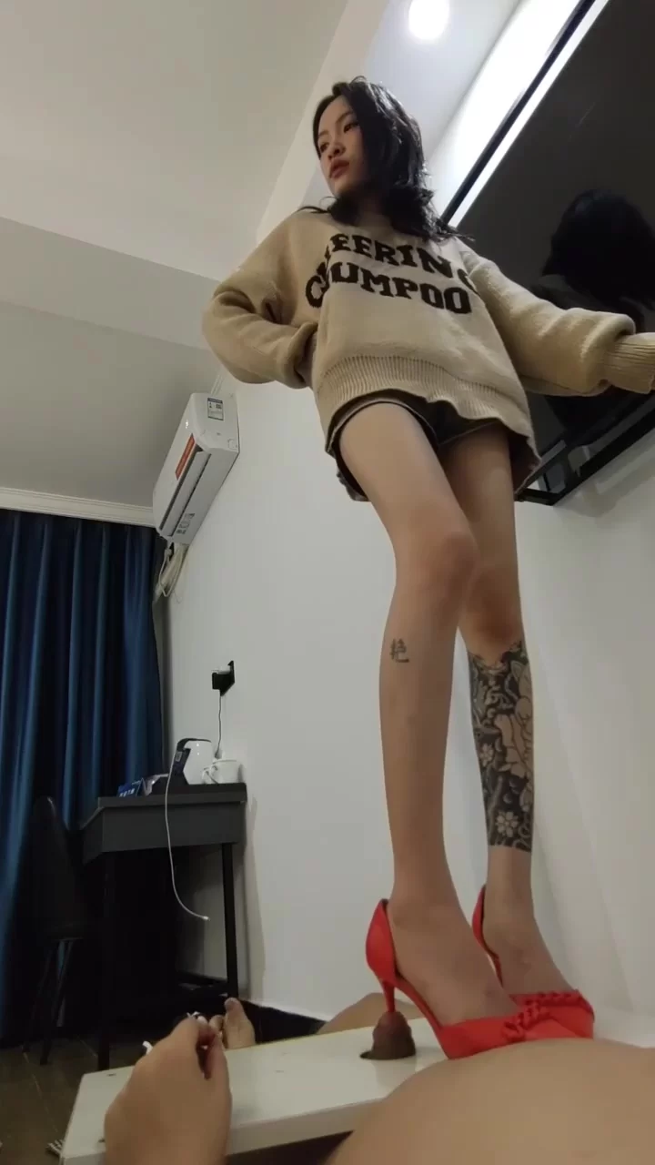 美腿/足控 [首发]蛋上蹦迪工作室-少女踩踏足交调教榨精[多V10G]【多V+10G】