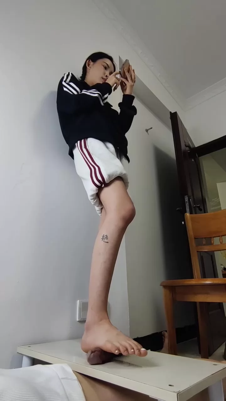 美腿/足控 [首发]蛋上蹦迪工作室-少女踩踏足交调教榨精[多V10G]【多V+10G】