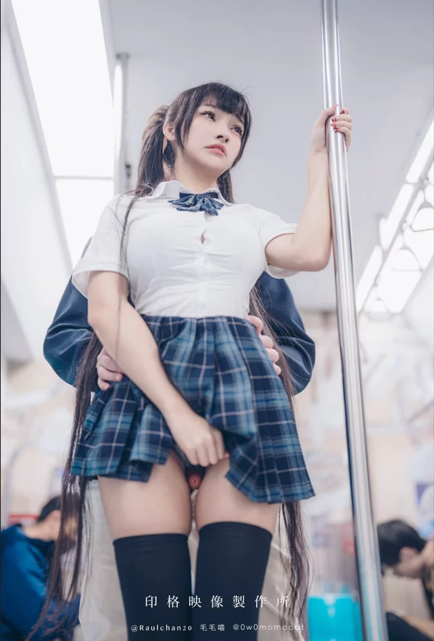 高颜值美女 慕慕Momo 《Cinnamoroll玉桂狗+地铁多人捆绑露出【1+20m】