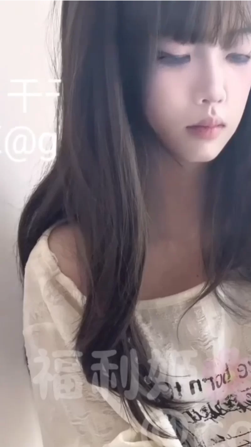 合法萝莉 骨感萝莉嫩妹[讨厌小鱼干]，窗边水晶棒自慰潮吹，反差感拉满【1v+100M】