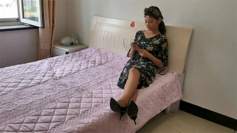 熟女少妇 勒晕邻居家爱穿丝袜短裙的小姐姐❤️摆布随便玩弄【1V+3.26G】