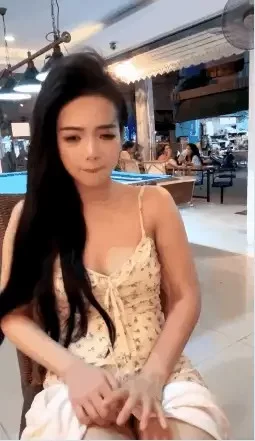 自拍 ❤琪琪❤商场露出又美又骚,咖啡馆里,穿超短裙塞跳蛋露逼【9v+6.7g】