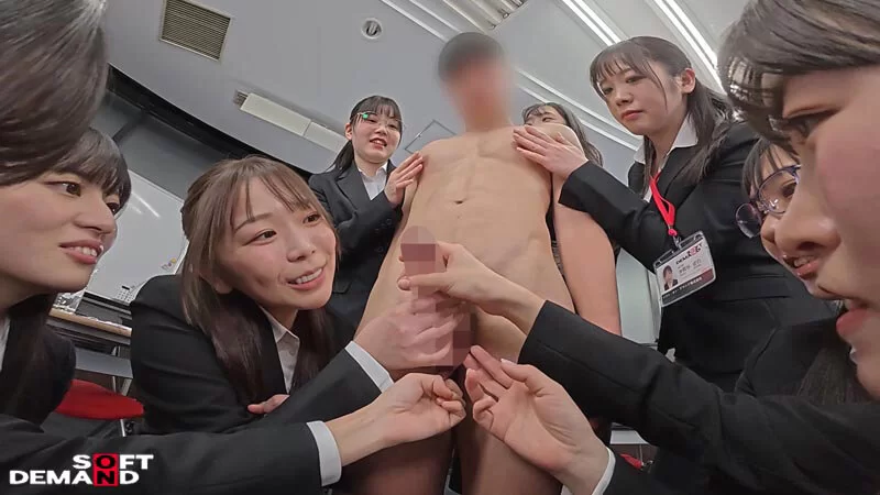 3p/多p 九名女职员在慷慨的支持下仔细检查一名裸体男子的阴茎【1v+1.66G】