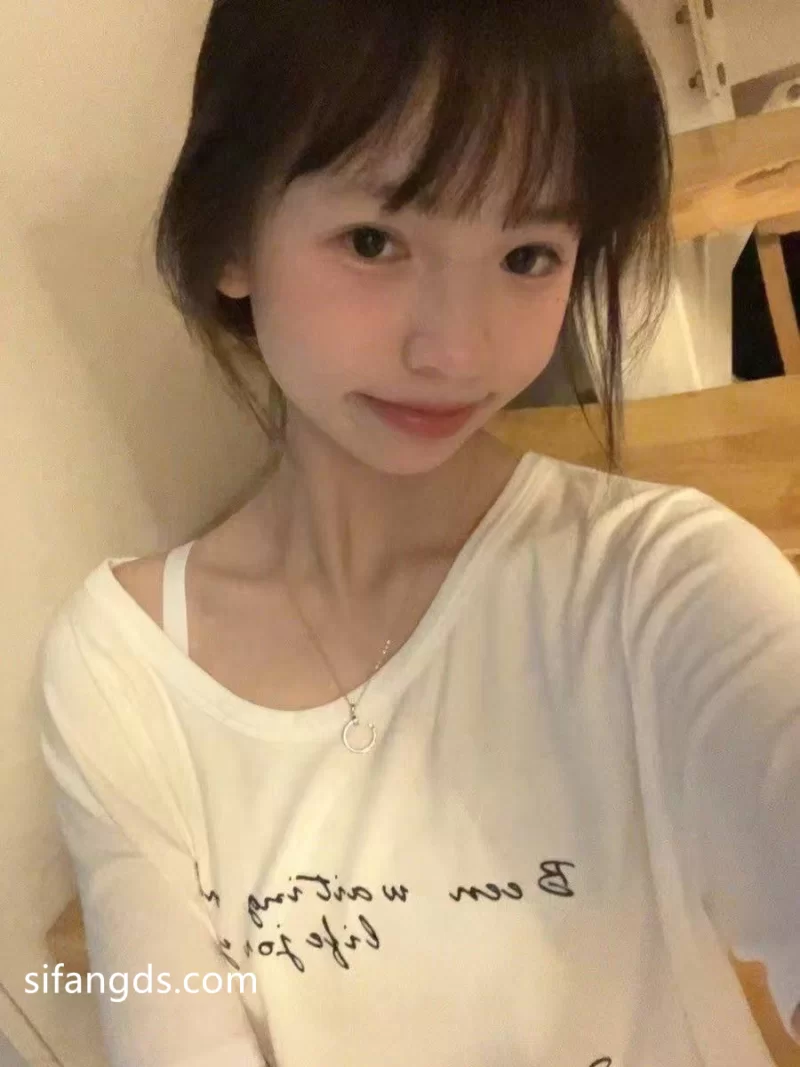 自拍 漫展拿下19岁学生妹 完美露脸 一个可爱的小妹妹 听话反差【4V+463m】