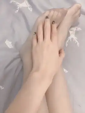 美女御姐 三個淫蕩小騷貨！電擊乳夾陰蒂！電的渾身顫抖，跪在沙【2+1656MB】