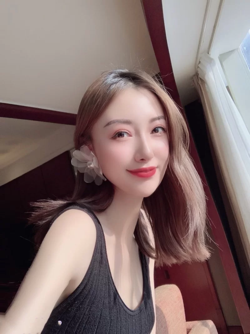 自拍 白嫩美乳❤️视觉盛宴-巅峰女神身材和脸 穷人女神富人精盆【12V+1.4G】