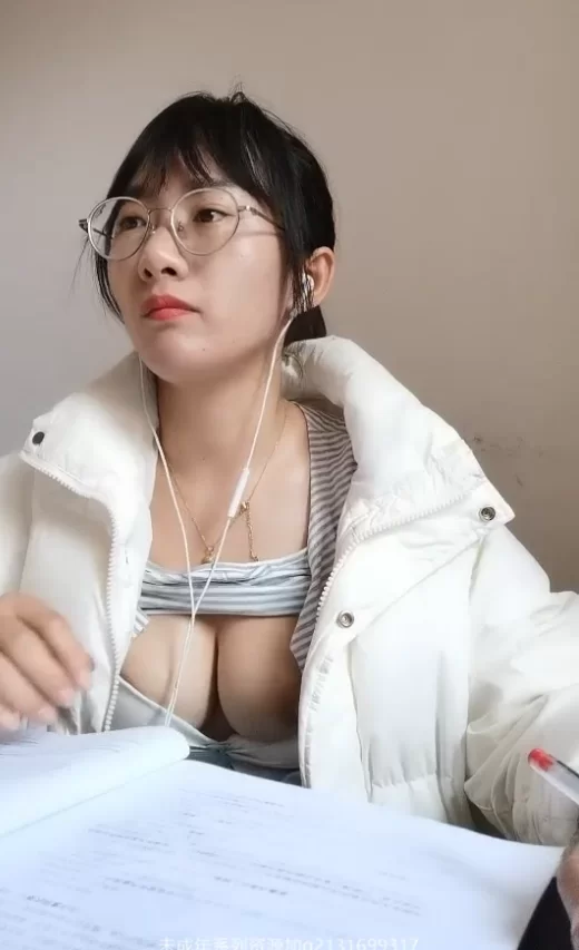 国产主播 [云南数学女老师]改作业 学生就在旁边 她漏奶藏跳蛋【5V+2G】
