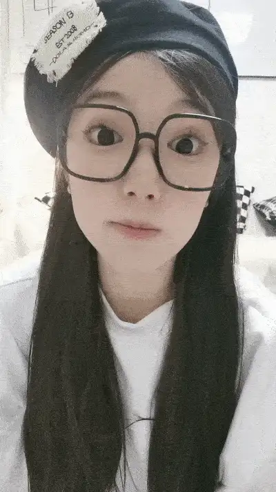 美女御姐 颜值无敌清纯眼镜妹！初下海收费房！圆润蜜桃美臀，大【2+2733MB】