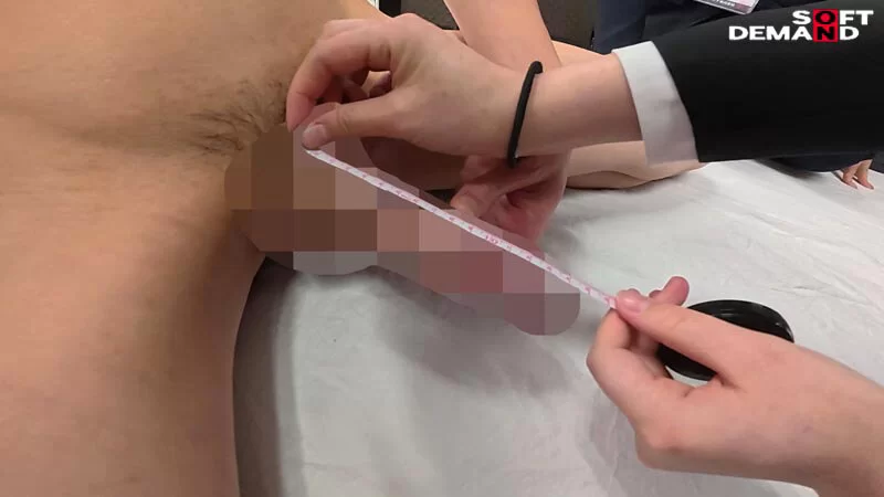 3p/多p 九名女职员在慷慨的支持下仔细检查一名裸体男子的阴茎【1v+1.66G】