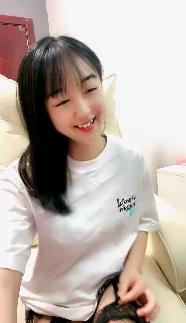 美女御姐 小虎牙清纯乖巧19学生妹 ，新到的情趣套装 ，开档内裤掰【1v+419m】