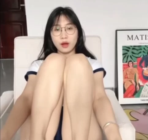 自拍 极品眼镜妹兼职一对一裸聊被录屏,各种诱惑自慰模拟足交【1V+1.28G】