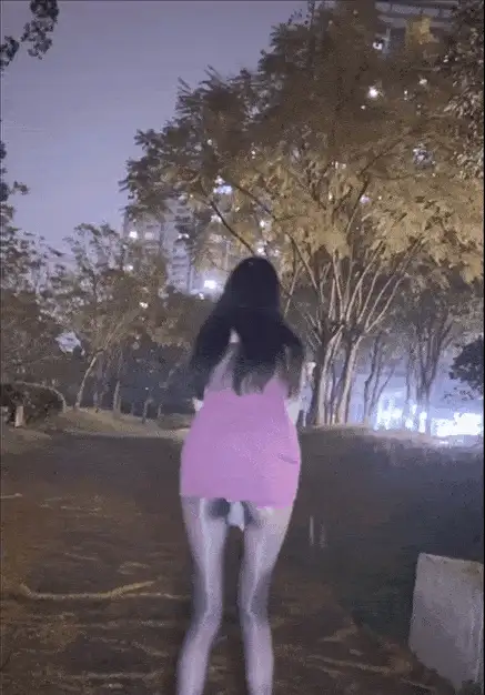 美女御姐 极品户外露出御姐小美-穿着黑丝带着手铐楼道站着自慰喷水【6V+1.15G】