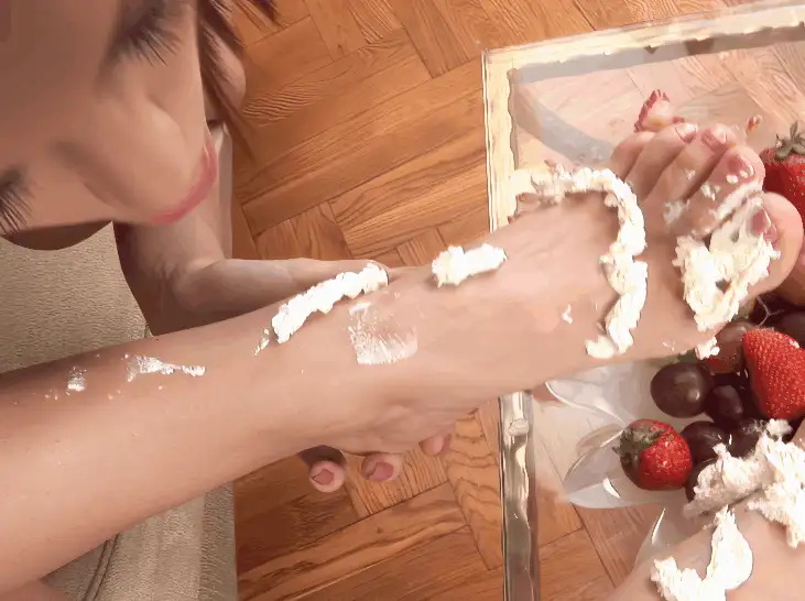 高颜值 [高清修复]秀足诱惑克里斯汀和莉丝 草莓与葡萄柚按摩！【1v+3.8G】