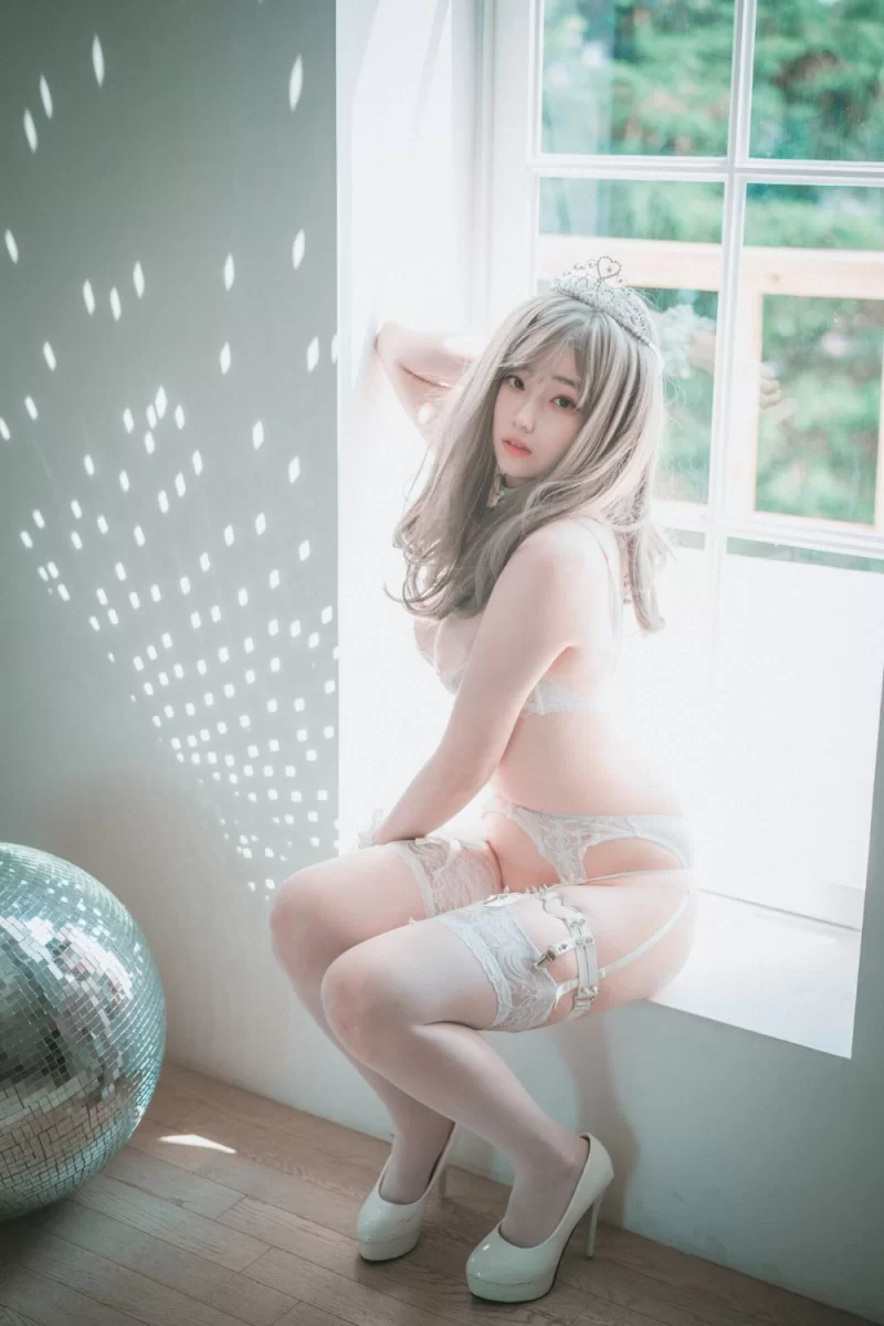日韩coser DJAWA Photo Bambi (밤비) “Reine de Blanc (B-side)” [63P 715MB]【63P+715M】