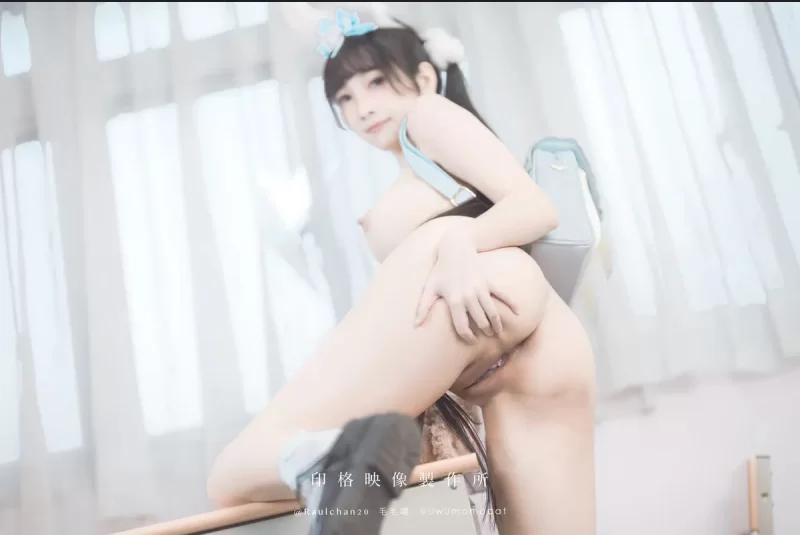 高颜值美女 慕慕Momo 《Cinnamoroll玉桂狗+地铁多人捆绑露出【1+20m】