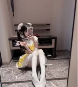 福利姬 超嫩小母狗嫩妹『菜菜萝莉』被金主爸爸户外露出调教啪啪【1+1.6g】
