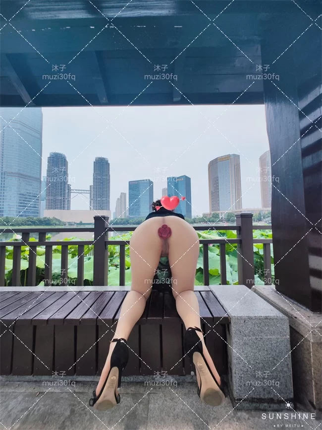 美女御姐 沐子 – 人前露出极品人妻【2V+50M】