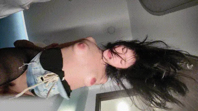 自拍 Miuzxc 跟男友视讯调情自慰被室友发现后欲求不满求操 操到【1V+1G】