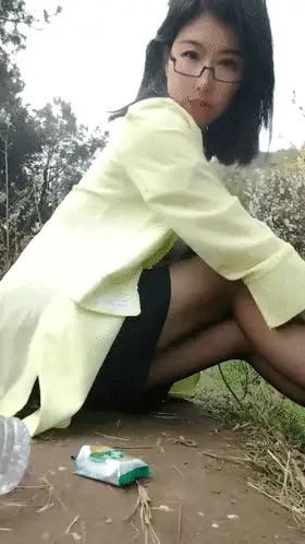 美女御姐 雪莉小可愛！網紅美女！騷逼刮完毛再操，按着炮友腦袋【2+4805MB】