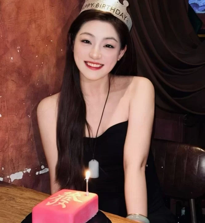 自拍 原档泄密！23岁白富美小姐姐蜜桃臀美穴狂草好几次【3V+540M】