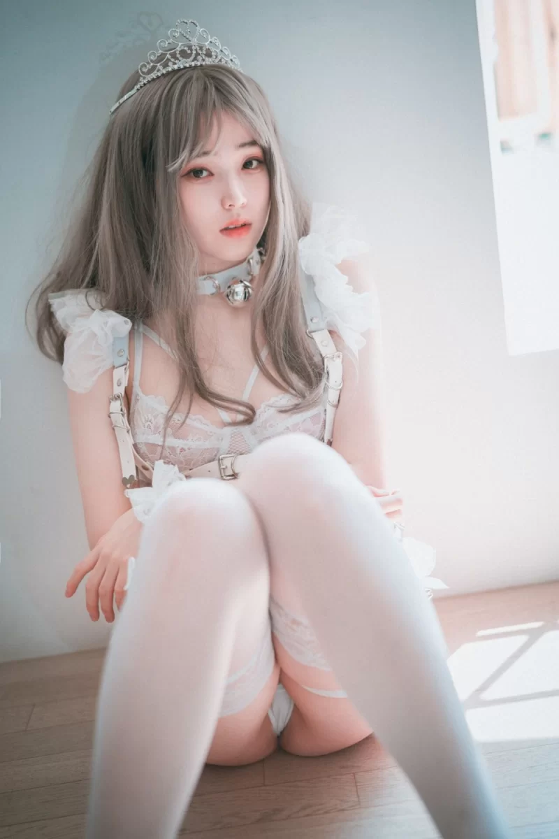 日韩coser DJAWA Photo Bambi (밤비) “Reine de Blanc” [42P 434MB]【42P+434M】