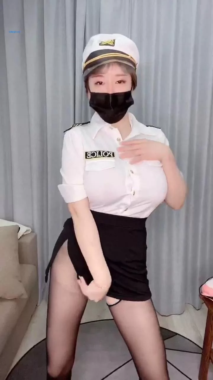 美女御姐 巨乳网红 抖音红人『周大萌』露点玩穴私拍流出 表情到位【2v+1.91g】