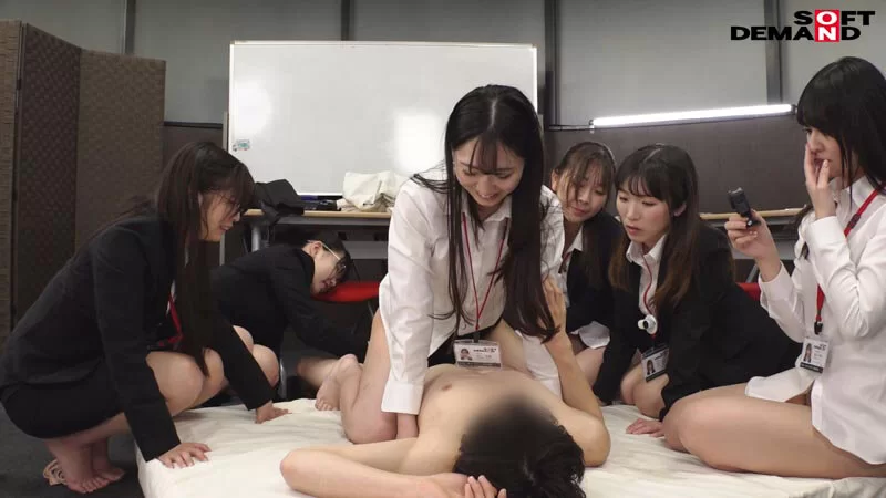 3p/多p 九名女职员在慷慨的支持下仔细检查一名裸体男子的阴茎【1v+1.66G】