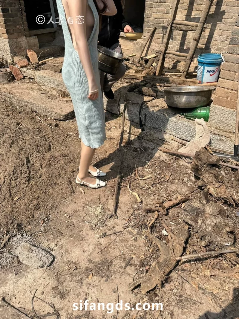熟女少妇 推特人妻百态 变态绿帽在一旁欣赏单男操她【1+9.3g】