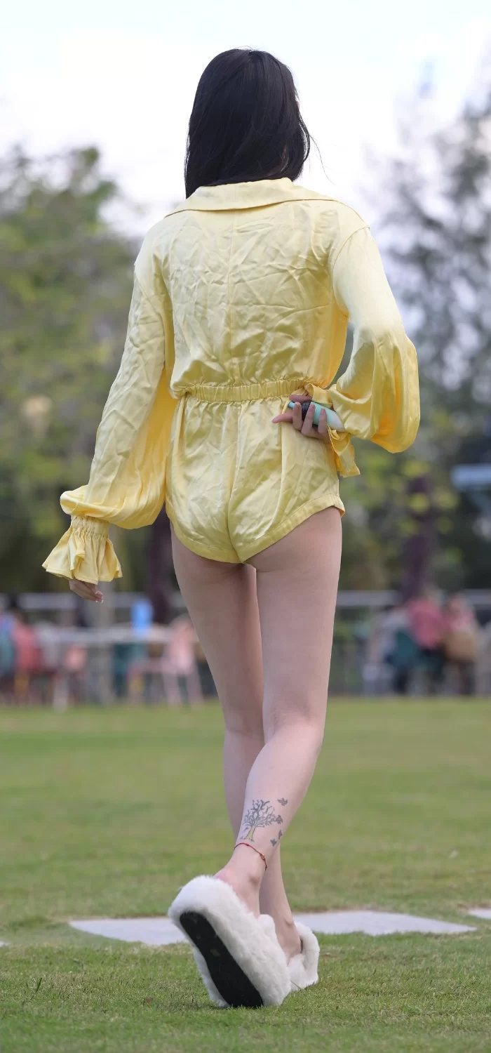 高颜值美女 不吃鸡蛋街拍作品 - 我不是你的“皇后”【499p+811MB】