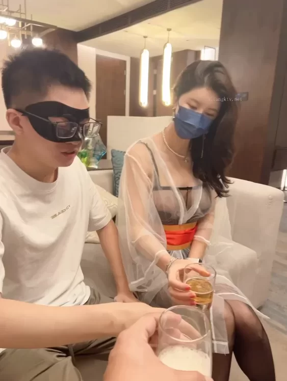 自拍 [绿帽]顶级女神“曼妃小雨”被男友带去和单男开房自拍【6v+1.42G】