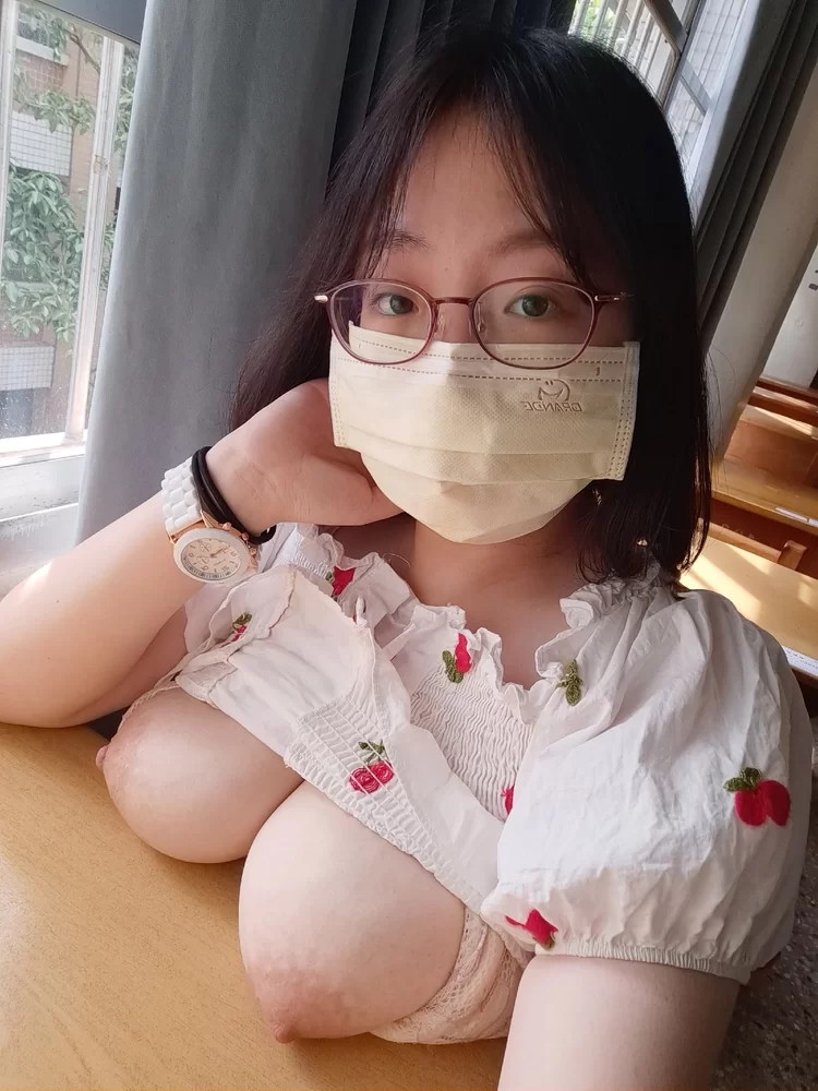 自拍 大奶街拍【2v+502MB】