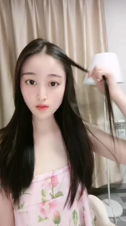 自拍 碎花裙子女神妹子，超高颜值 椅子上手指抠逼自慰 1V-770M【1V+770M】