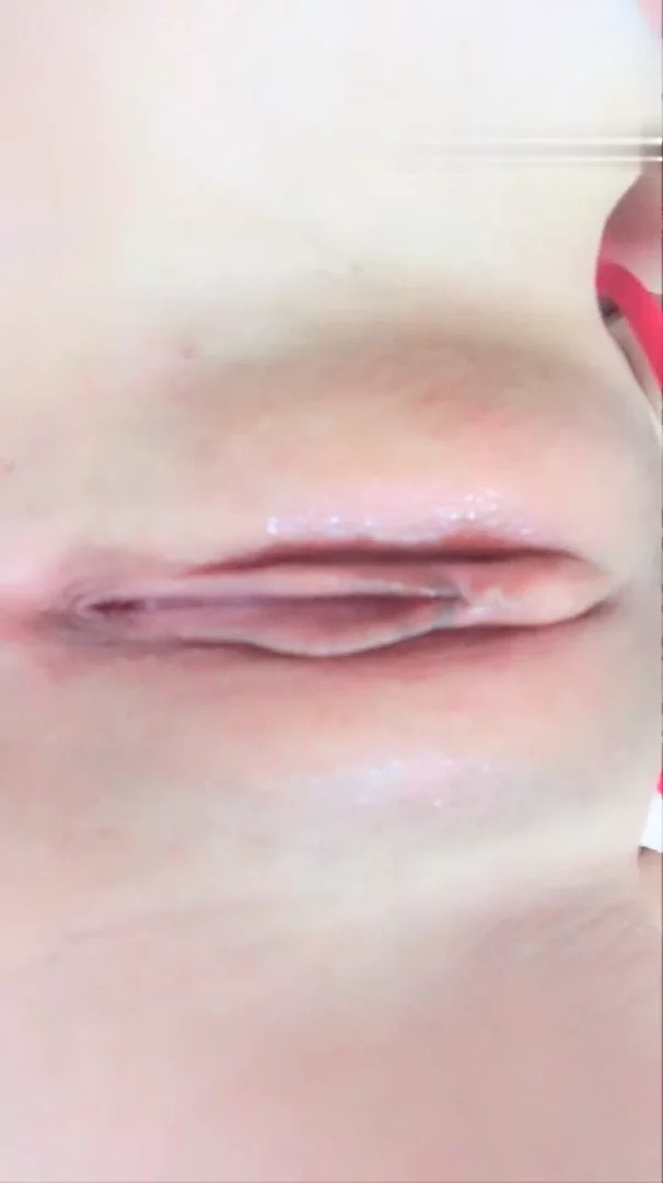 合法萝莉 我的婴儿肥还在逼逼无毛皮肤白皙大奶妹子紫薇秀01年的妹子【2V+1.59G】