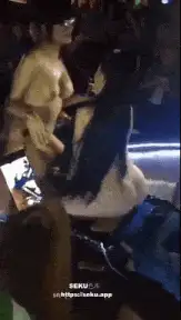 福利姬 有钱人的快乐，KTV酒吧淫乱场景，你眼中的女神，欲拒还迎的为金主服务【1+1.5g】