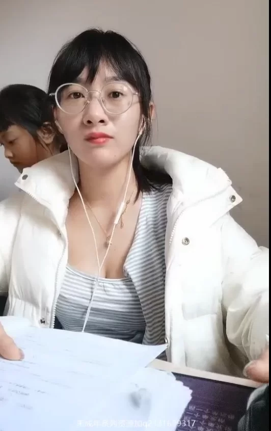 国产主播 [云南数学女老师]改作业 学生就在旁边 她漏奶藏跳蛋【5V+2G】