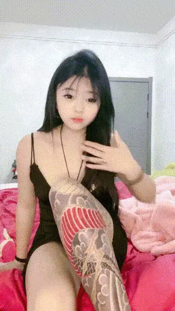美女御姐 极品反差婊 香港苗条眼镜御姐与男友家中性爱自拍，桌下【2+2490MB】