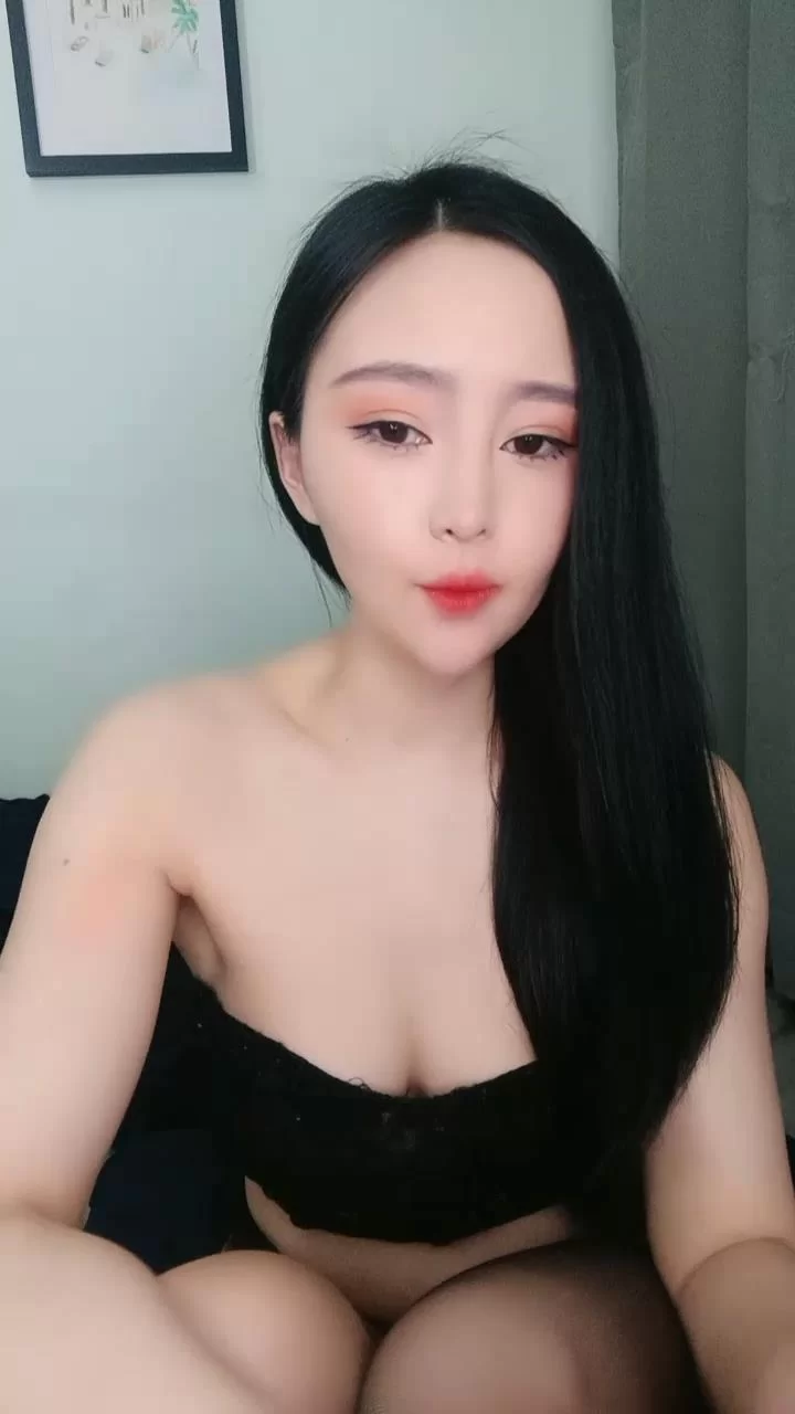 美女御姐 丰乳肥臀气质新人御姐一头长发漂亮，翘起大屁股丁字裤【1v+818m】