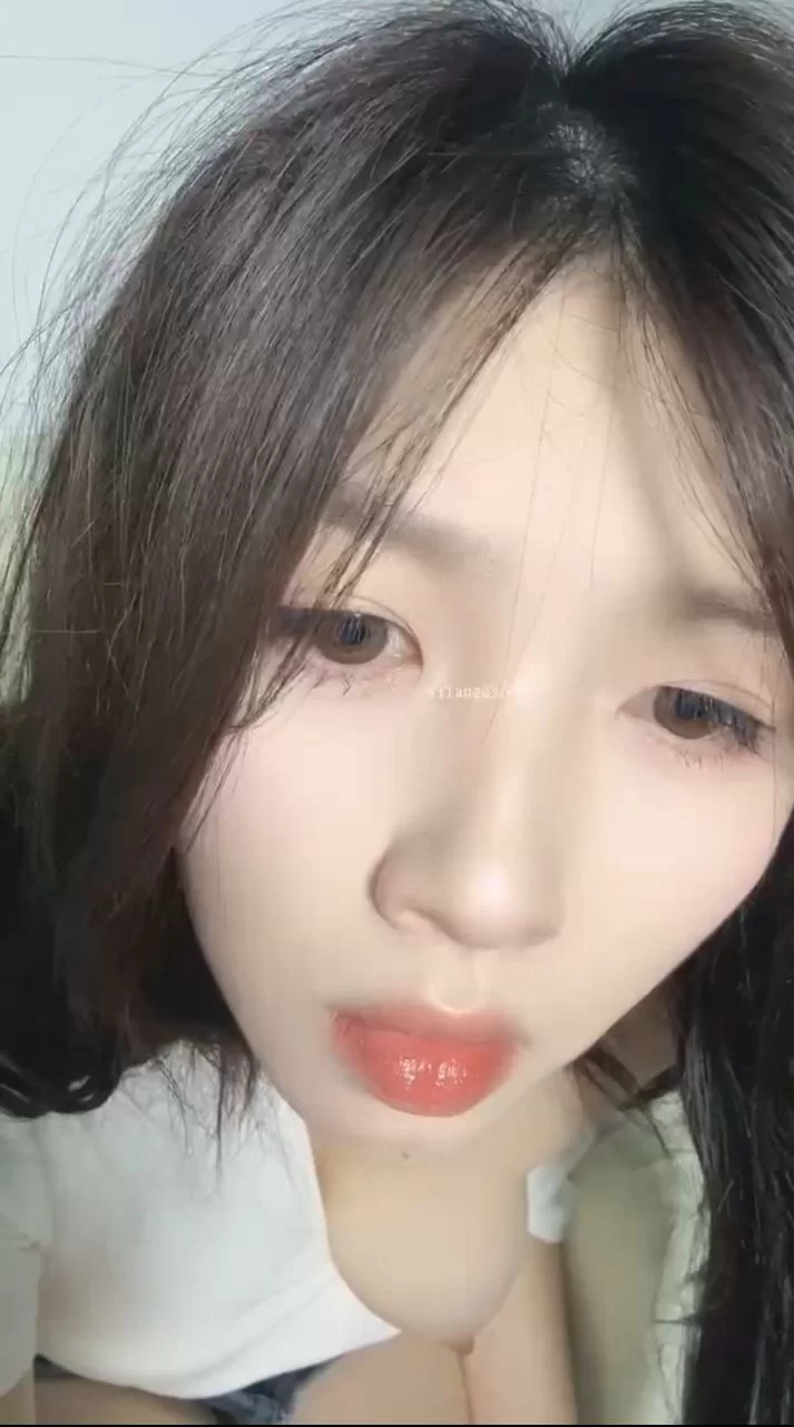 自拍 高颜值清纯美少女  第一次下海   直播大秀美乳【1+200M】
