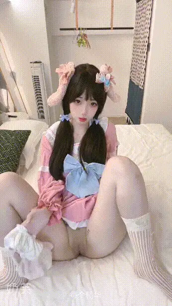 美女御姐 B站超高颜值大眼萌妹『奶芙』兔叽兔姬 粉嫩一线天肉鲍，【4v+2.16g】